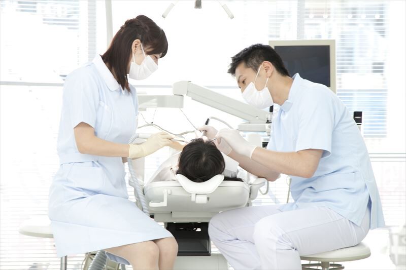 治療を進める歯科医と歯科衛生士jpg